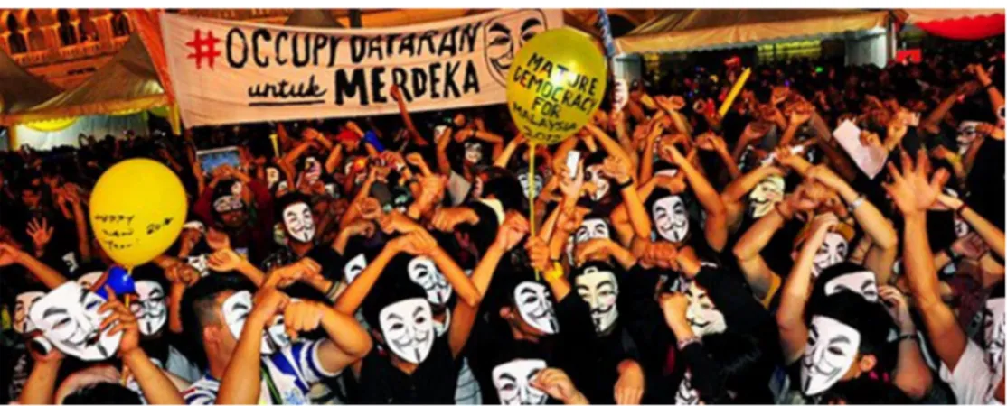 Gambar 2 &amp; 3: Aksi peserta Perhimpunan Bersih yang mengenakan  topeng Guy Fawkes di Kuala Lumpur