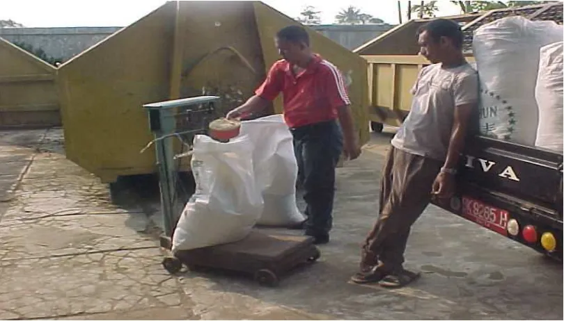 Gambar 6.l. Sampah organik yang telah ditimbang, dibawa ke lokasi eksprimen pengolahan sampah organik dengan Betor (becak bermotor) 