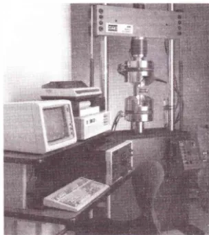 Gambar 1 ·7 Mesin uji tarik dengan sistem pengolahan data (Atas izin MTS System Corpora­tion) 