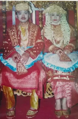 Gambar 2. Salah satu pernikahan di Palembang tahun 2002 dengan Aesan Paksangko  (Sumber: Dokumen pribadi Nely Iryatika)