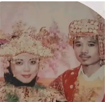 Gambar 1. Pernikahan Izza Zen Syukri dan suami,   3 Agustus 1990 menggunakan Aesan Paksangko 