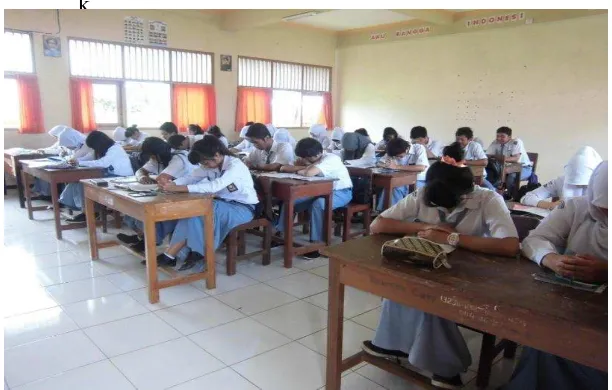 Gambar 05. Siswa sedang berdo’a pada akhir pembelajaran di kelas 