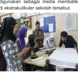 Gambar 4.Sosialisasi di SMK Mu- Mu-hammadiyah 2 Moyudan Perlu diketahui bahwa proses  uta-ma dan paling lauta-ma dalam pembuatan batik  adalah  proses  penuangan/ penulisan  lilin  ke  kain