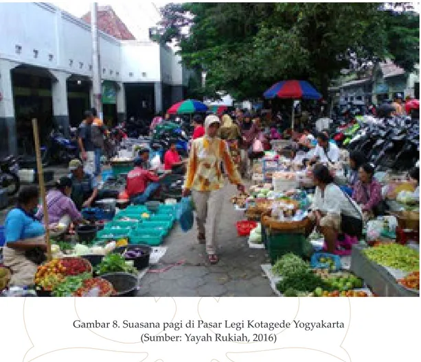 Gambar 8. Suasana pagi di Pasar Legi Kotagede Yogyakarta (Sumber: Yayah Rukiah, 2016)
