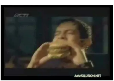 Gambar. 7. Adegan makan hamburger 