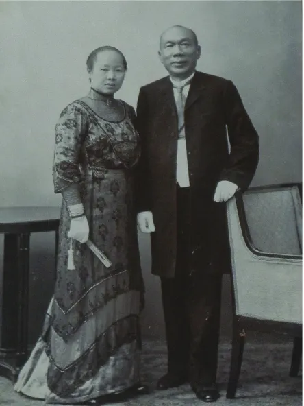 Figure 5. Lieutenant Kwee Keng Liem with his second wife Tan Hok Nio (the photograph was taken from “Peranakan people pictures portraits and paintings” on a Facebook page).