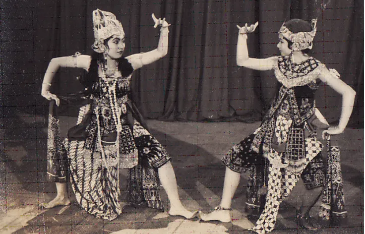 Figure 8.  Ratna Juwita and Ratnawati dancing Menakjinggo Dayun, performed at the Bogor Palace in 1959 (courtesy of Ratnawati).