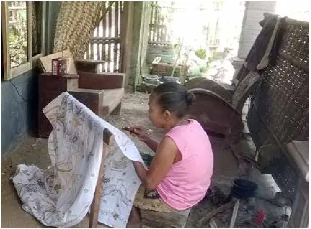 Figure 2. A female batik home-worker doing mutih (Picture source: Handayani 2016).