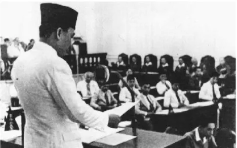Gambar 5 Suasana Sidang Pengesahan  Undang-Undang Dasar Negara Republik  Indonesia Tahun 1945 