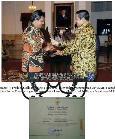 Gambar 1 : Presiden Susilo Bambang Yudhoyono  menyerahkan penghargaan UPAKARTI kepada Ketua Forum Pengembangan Kampung Batik Laweyan - Solo, Ir