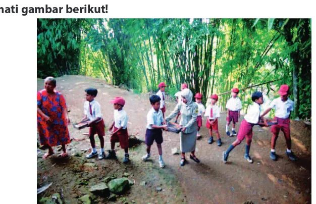 Gambar 3.8 Murid-murid Sekolah Dasar Negeri (SDN) Bengle Ciampea bergotong royong memban-