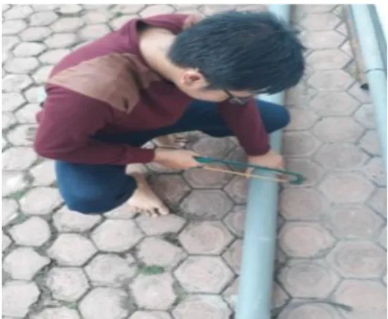 Gambar 3. 4 Proses Pengisian Bahan Material Filter 