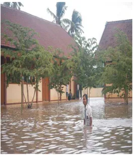Gambar 3. Banjir merendam sebuah sekolah di Situbondo (Sumber: foto Gazali Dasuki).