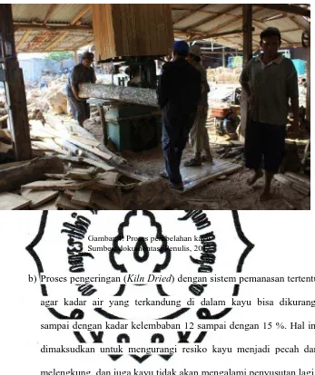 Gambar 4: Proses pembelahan kayu Sumber: dokumentasi Penulis, 2012 