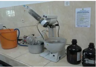 Gambar 12. Electronic balance dan vacum rotary evaporator                           