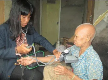 Gambar 5 Pengukuran tekanan darah dan pengkajian kesehatan Ibu Ni Nyoman Bukit 