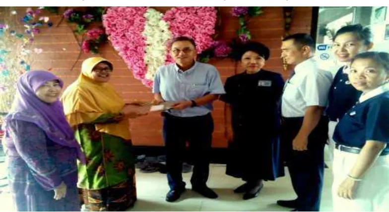 Gambar 5.3 : Ketua TIMA, Irwanto Phen (Ketiga dari Kiri) usai melakukan tanda tangan MoU dengan Pimpinan Wilayah „Aisyiyah Sumut dalam rangka penanggulangan penyakit Tuberkulosis di kota Medan