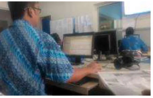 Gambar 9  Desk editor sedang  melakukan editing naskah  berita (Sumber : RRI Semarang)