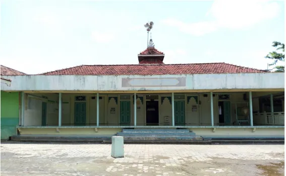 Foto Masjid Baitun Nur Tedunan Tampak Dari Depan 