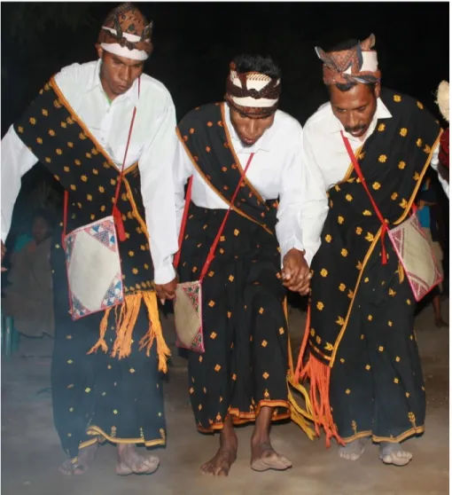 Gambar 03. Kelompok Ana Pata yang terdiri dari para pria, sedang menari Deo Tua   sambil menyanyi