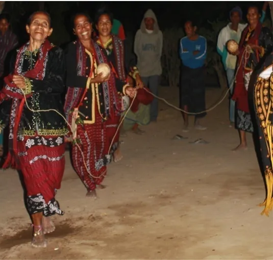 Gambar 05. Kelompok Penari Jedhe Nio yang terdiri dari para perempuan sedang menari  mengitari kelompok penari Deo Tua