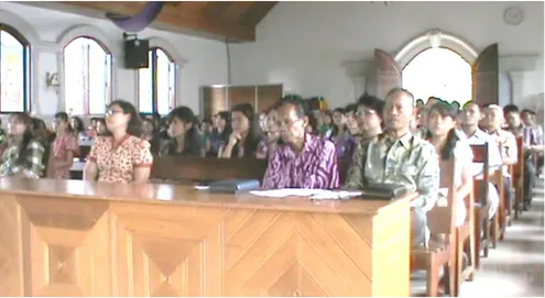 Gambar 2. Jemaat  mendengarkan penyampaian Majelis.  (Dokumentasi Shophianto Tarampak tanggal 24 Februari 2013)  1)