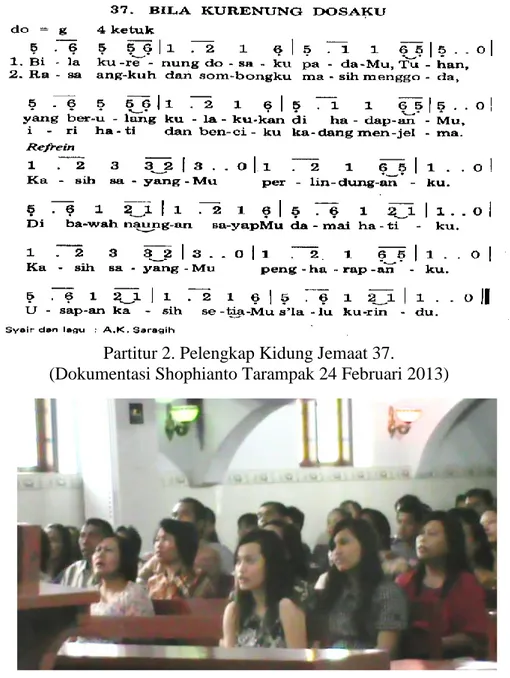 Gambar 5. Pengakuan dosa/Censura Morum dengan menyanyi.  (Dokumentasi Shophianto Tarampak tanggal 24 Februari 2013)  4)