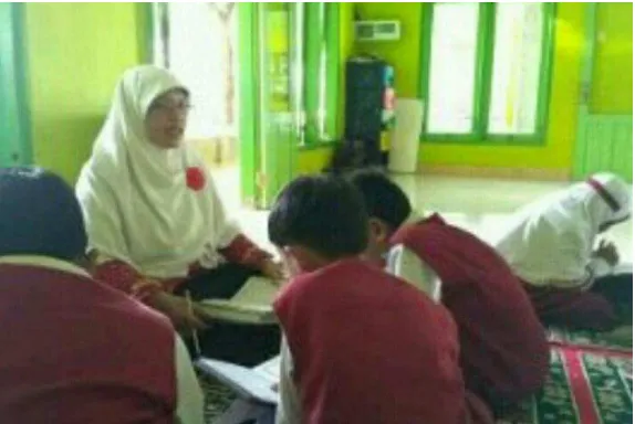 Gambar 4.8 guru sedang memberikan tugas hafalan Al-Qur’an kepada siswa 