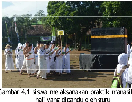 Gambar 4.1 siswa melaksanakan praktik manasik haji yang dipandu oleh guru 