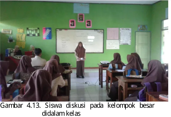 Gambar 4.13. Siswa diskusi pada kelompok besar didalam kelas 