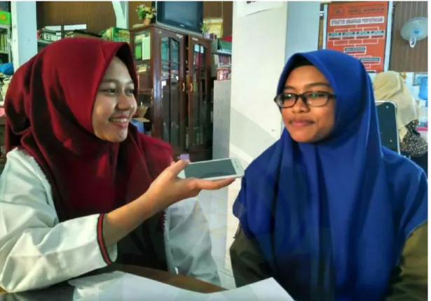 Gambar XII: Wawancara bersama Anisya Saputri, santriwati MA (Madrasah Aliyah) 