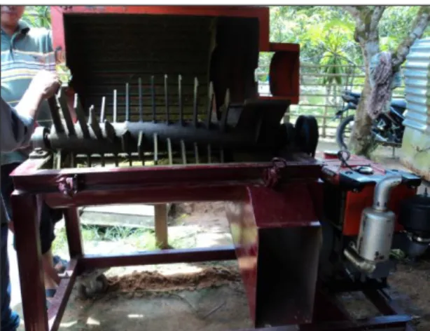 Gambar 1. Mesin pencacah pelepah sawit di desa Gonis Tekan kapasitas 500 kg/jam  a.  Kerangka  b