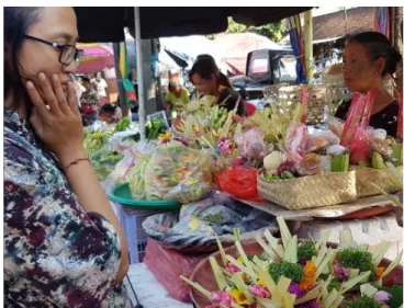 Gambar 59: Pedagang Banten dan Canang Sari di Pasar Umum Kabupaten  Karangasem, Bali 