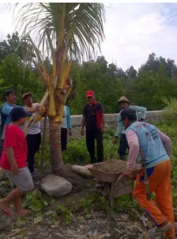 Gambar 77: Gotong Royong Menanam Pohon Kelapa untuk Menjaga Lingkungan  Alam (dokumentasi: Kadek Hariana, 2019) 