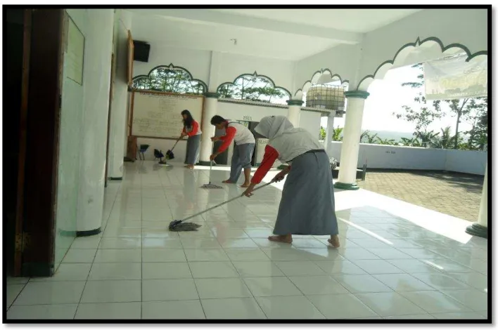 Gambar 2 Siswa kerja bakti membersihkan masjid di sekitar lingkungan 