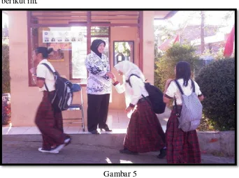 Gambar 5 Guru menyalami siswa di depan pintu gerbang sekolah 