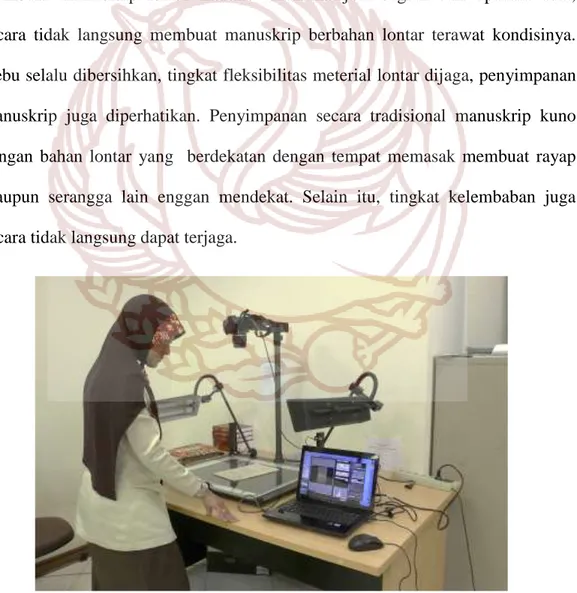 Gambar  18:  Salah  satu  staff  dari  badang  transformasi  digital  perpusnas  RI,  alfa husna, sedang melakukan proses pengalihan media bahan pustaka koleksi  perpusnas  ke  dalam  bentukan  digital