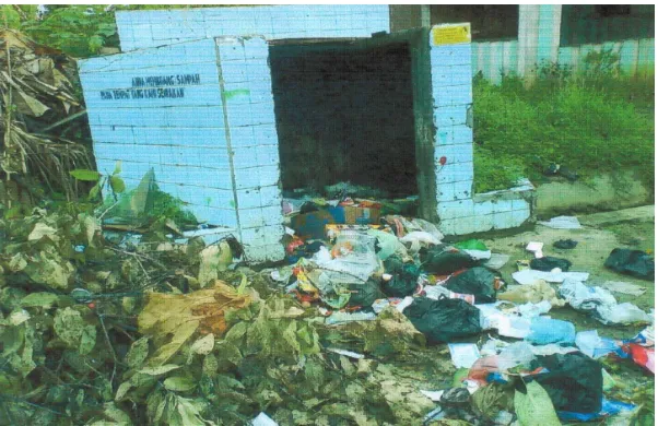 Gambar 1. Kondisi sampah yang berserakan di sekitar TPS 