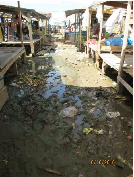 Gambar 5 : Pasar Tradisional Cekkeng bagian dalam setelah hujan lebat (sebelum  Pembangunan) 