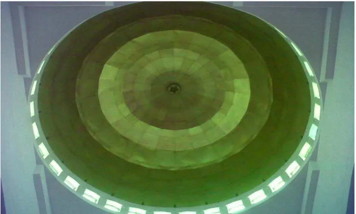 Gambar 4.1 Mesjid Agung Medan dengan kubah berwarna keemasan 