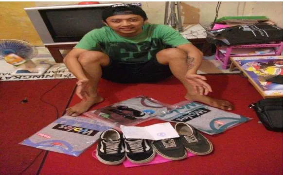 Gambar 5. Nanang A. P. dengan barang belanjaannya melalui online Sumber: Dokumentasi Pribadi 