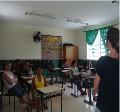 Figura 8: Arminda Ribeiro na escola da aldeia Conquista acompanhando as oficinas do Projeto de extensão da UFSC, em 2013