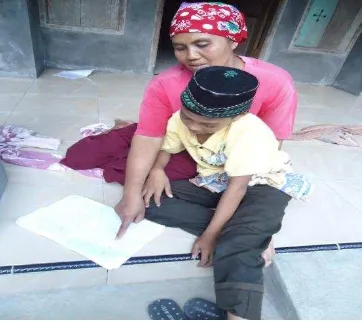 Gambar 3. Orang tua selepas bekerja mengajari anak mengerjakan tugas sekolah sebelum anak pergi ke Madrasah Diniah ( Sumber: Dokumen Penelitian)