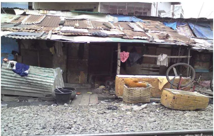 Gambar 4 : Kondisi Keadaan  Rumah Non Permanen di Jl. Salak (doc; Minarwaty Sinaga, 2010) 