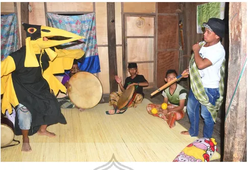Gambar 1. Pertunjukan teater tradisional Koa-Koayang  di dalam rumah Pak Saeni (Dokumentasi: Zainuddin, 2016) 