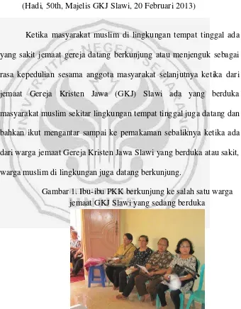 Gambar 1. Ibu-ibu PKK berkunjung ke salah satu warga 