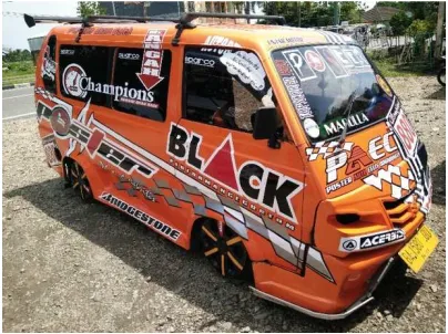 Gambar 4: bagian dalam Angkot Gaul 