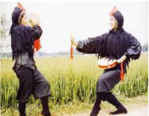 Gambar 2.16. Thrush neatening its nest  Sumber: “Work based dances.” ( 2003 ) 