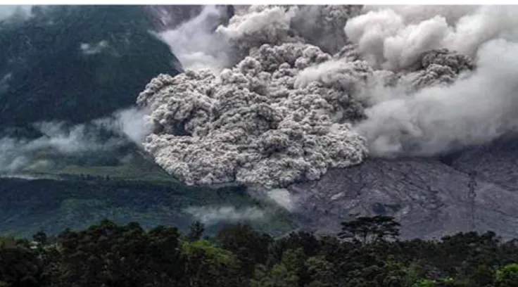 Gambar 1. Gunung Sinabung Sedang Erupsi di Karo, 3 November 2017