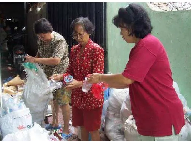 Gambar 12: Para ibu-ibu memilah sampah plastik agar dapat didaur ulang  